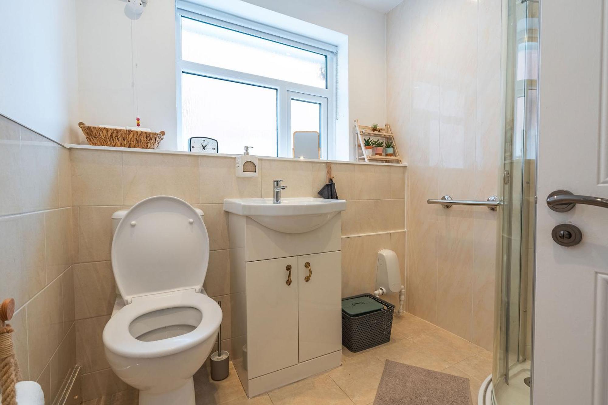 Nature Inspired Bungalow With 3 Rooms - 10 Mins From Manchester Airport Timperley Экстерьер фото