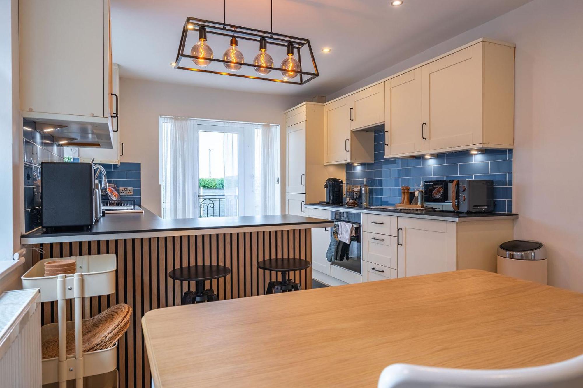 Nature Inspired Bungalow With 3 Rooms - 10 Mins From Manchester Airport Timperley Экстерьер фото