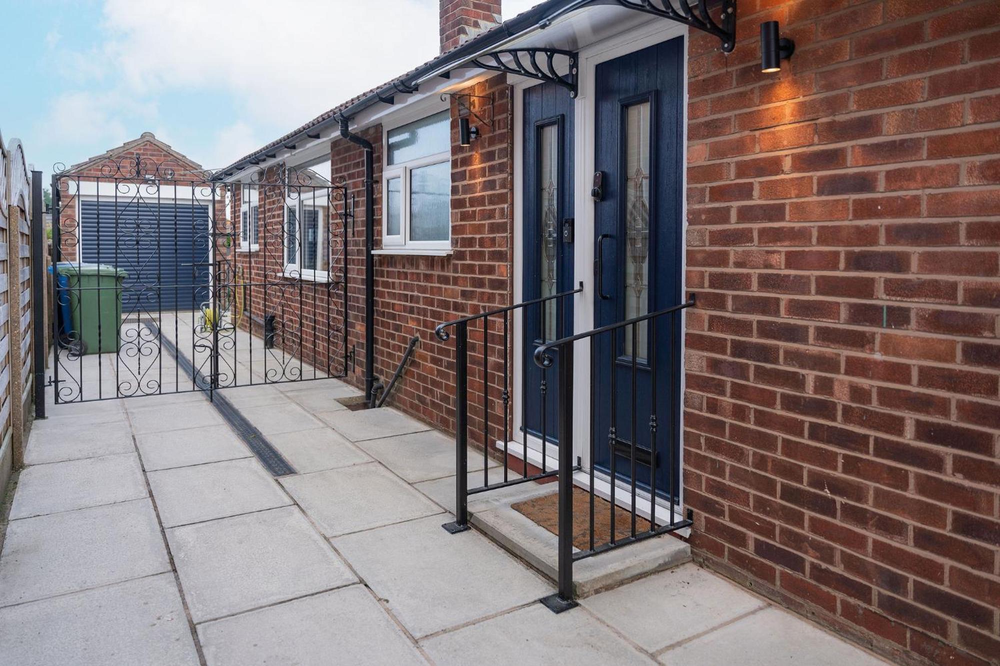 Nature Inspired Bungalow With 3 Rooms - 10 Mins From Manchester Airport Timperley Экстерьер фото